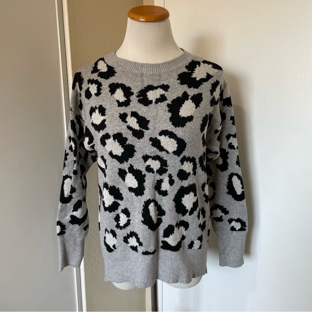 5 FOR $25 SALE 💗 Sweater Animal Print